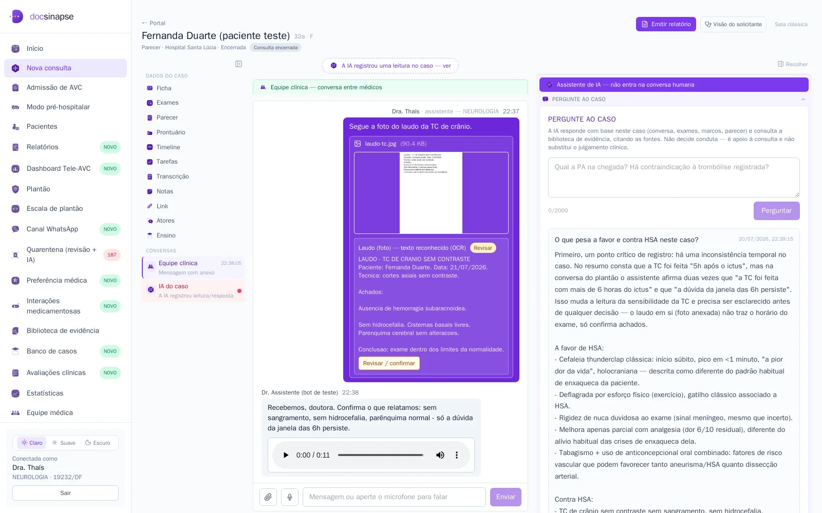 Sala de discussão clínica com chat, vídeo e painel do caso